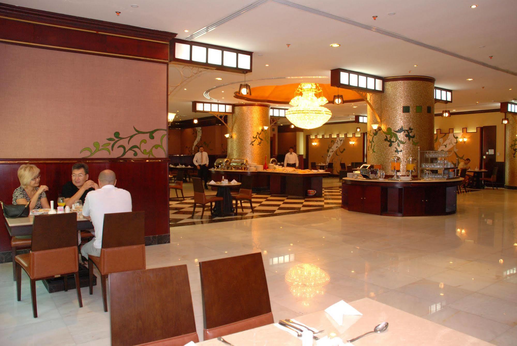 Al Bustan Tower Hotel Suites Şarja Dış mekan fotoğraf