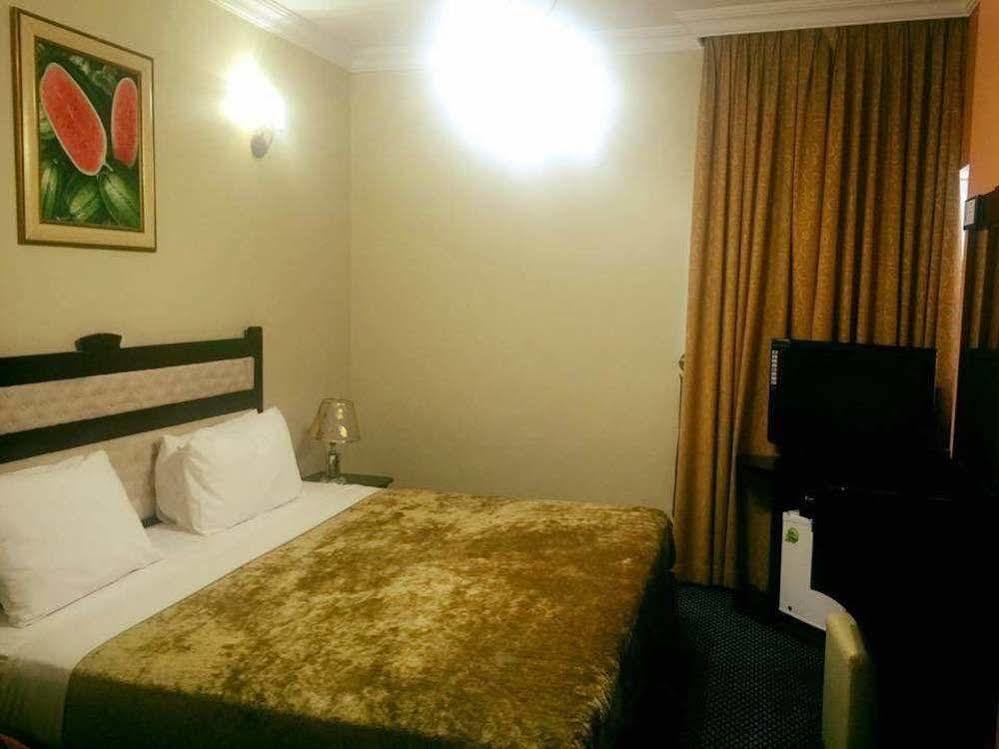 Al Bustan Tower Hotel Suites Şarja Dış mekan fotoğraf
